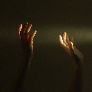 孕妇光着屁股独自生产
