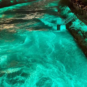 孕妇光着屁股独自生产
