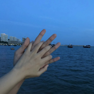 孕妇光着屁股独自生产
